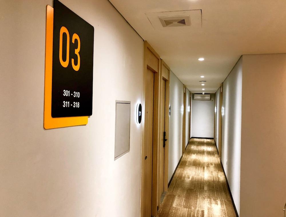 Yellow Bee Tanah Abang Джакарта Экстерьер фото